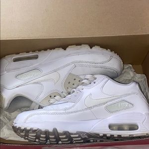 White Nike Air Max 90